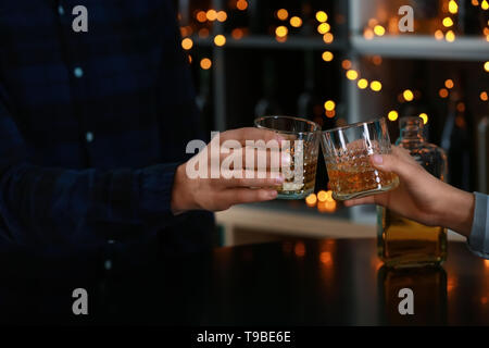 Couple drinking whiskey en bar Banque D'Images