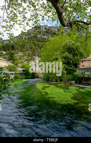 Sud de la France, vue sur la petite ville provençale touristique de poète Pétrarque Fontaine-de-Vaucluse avec les eaux vert émeraude de la Sorgue Banque D'Images