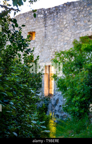 Ruines du château médiéval en Provence pendant le lever du soleil, au sud de la France, vacances et destination touristique Banque D'Images