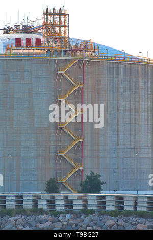 Escaliers sur cuve de stockage Banque D'Images