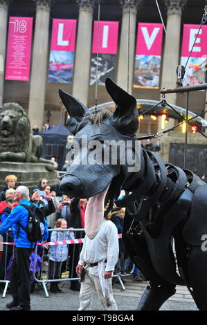 De 2012 à 2018 la Royale De Luxe outdoor theatre company visité Liverpool avec leur Spectacualr géants avec petite fille & géant Zolo. Banque D'Images