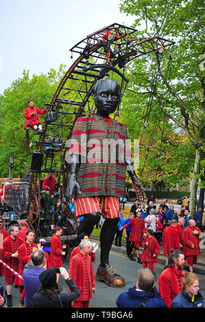 De 2012 à 2018 la Royale De Luxe outdoor theatre company visité Liverpool avec leur Spectacualr géants avec petite fille & géant Zolo. Banque D'Images