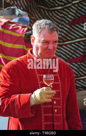 De 2012 à 2018 la Royale De Luxe outdoor theatre company visité Liverpool avec leur Spectacualr géants avec petite fille & géant Zolo. Banque D'Images