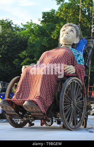 De 2012 à 2018 la Royale De Luxe outdoor theatre company visité Liverpool avec leur Spectacualr géants avec petite fille & géant Zolo. Banque D'Images