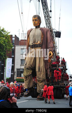 De 2012 à 2018 la Royale De Luxe outdoor theatre company visité Liverpool avec leur Spectacualr géants avec petite fille & géant Zolo. Banque D'Images