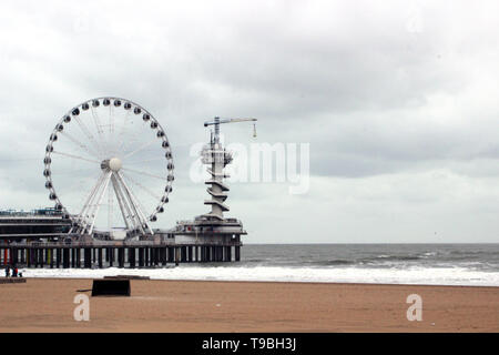 Plage vide et piers de Scheveningen à La Haye, Pays-Bas Banque D'Images