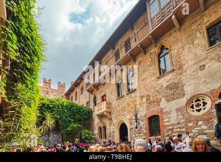 VERONA (VR), ITALIE - 10 MAI 2019 : les touristes visitant la célèbre maison de Juliette à Vérone Banque D'Images