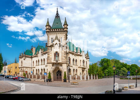 Avis de style néo-gothique Jakab palace avec toit vert émeraude dans la vieille ville de Kosice (Slovaquie) Banque D'Images