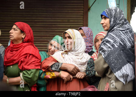 Les femmes cachemiries vu deuil pendant la procession funéraire de JeM tué Naseer Ahmed Pandit Militant lors de ses funérailles à sa résidence de Pulwama, au sud de Srinagar. Trois militants, un militaire et un civil ont été tués dans une fusillade féroce qui a éclaté en Dalipora domaine de Pulwama ville du Cachemire, jeudi matin. Banque D'Images
