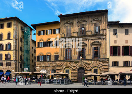 Florence, Italie - 10 mai 2018 : les touristes dîner dans les restaurants de la célèbre Piazza Santa Croce. Banque D'Images