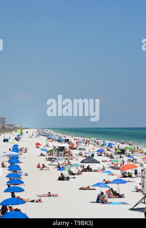 Les amateurs de plage à Pensacola Beach dans Escambia Comté (Floride) sur le golfe du Mexique, USA Banque D'Images