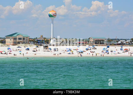 Les amateurs de plage à Pensacola Beach dans Escambia Comté (Floride) sur le golfe du Mexique, USA Banque D'Images