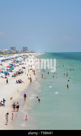 Les amateurs de plage à Pensacola Beach dans Escambia Comté (Floride) sur le golfe du Mexique, USA Banque D'Images