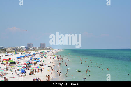 Les amateurs de plage à Pensacola Beach dans Escambia Comté (Floride) sur le golfe du Mexique, USA Banque D'Images