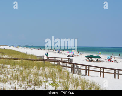 Les amateurs de plage à Pensacola Beach dans Escambia Comté (Floride) sur le golfe du Mexique, USA Banque D'Images