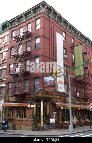 Bâtiment en briques rouges typiques à un coin de rue de Little Italy, Manhattan, New York City Banque D'Images