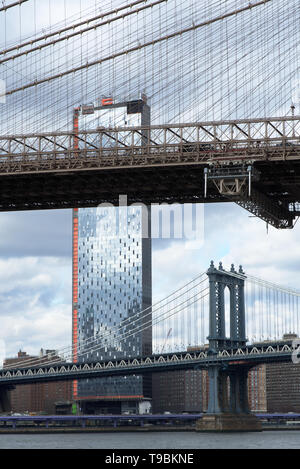 Vue partielle sur le pont de Brooklyn, Manhattan Bridge avec un gratte-ciel de Manhattan Square à l'arrière-plan, la ville de New York Banque D'Images