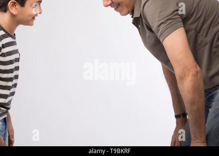 Cropped Shot de grand-père et son petit-fils à l'un l'autre Banque D'Images