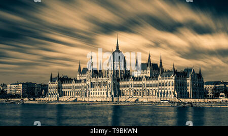 Parlement de Budapest, surpris sur un jour sombre, avec beaucoup de nuages dans le ciel. Cependant, c'est précisément le moment où l'immeuble est fantastique, b Banque D'Images