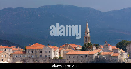 Tuiles rouges de la ville de Budva contre les montagnes et le ciel. Le Monténégro. Banque D'Images