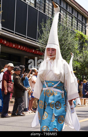 Jeune japonaise habillée en egret (白鷺 shirasagi,) avec perruque blanche pour une danse traditionnelle effectuée au cours du Sanja Matsuri Festival, Tokyo. Banque D'Images