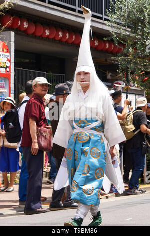 Jeune japonaise habillée en egret (白鷺 shirasagi,) avec perruque blanche pour une danse traditionnelle effectuée au cours du Sanja Matsuri Festival, Tokyo. Banque D'Images