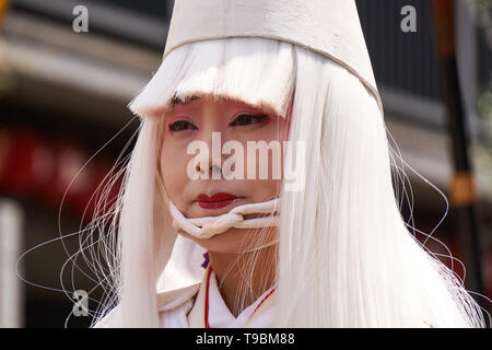 Jeune japonaise habillée en egret (白鷺 shirasagi,) avec perruque blanche pour une danse traditionnelle effectuée au cours du Sanja Matsuri Festival, Tokyo. Banque D'Images