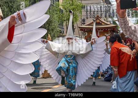 Les jeunes femmes Japonaises vêtues comme les aigrettes (白鷺, shirasagi, héron blanc) pour une aigrette traditionnelle danse exécutée au cours du Sanja Matsuri Festival, Tokyo. Banque D'Images