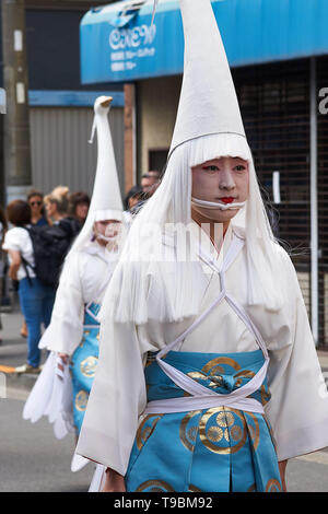 Les jeunes femmes Japonaises vêtues comme les aigrettes (白鷺, shirasagi, héron blanc) pour une aigrette traditionnelle danse exécutée au cours du Sanja Matsuri Festival, Tokyo. Banque D'Images