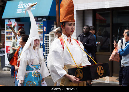 Les jeunes femmes Japonaises vêtues comme les aigrettes (白鷺, shirasagi, héron blanc) pour une aigrette traditionnelle danse exécutée au cours du Sanja Matsuri Festival, Tokyo. Banque D'Images