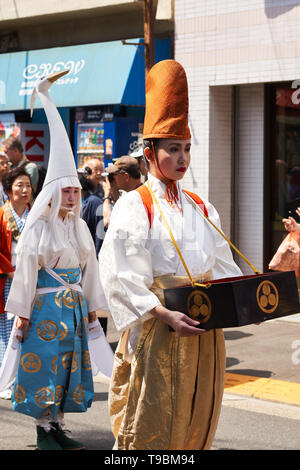 Les jeunes femmes Japonaises vêtues comme les aigrettes (白鷺, shirasagi, héron blanc) pour une aigrette traditionnelle danse exécutée au cours du Sanja Matsuri Festival, Tokyo. Banque D'Images