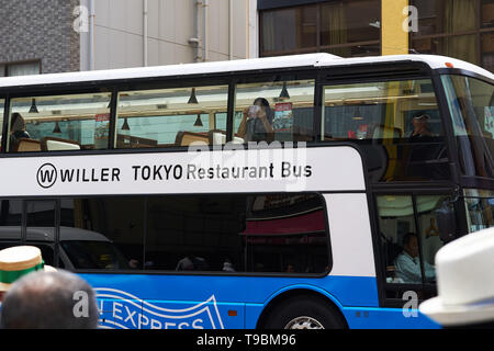 Une Japonaise prend des photos sur son téléphone de l'étage supérieur d'une double-decker Willer Express Restaurant TOKYO Bus, à Asakusa, Tokyo, Japon. Banque D'Images