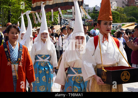 Les jeunes femmes Japonaises vêtues comme les aigrettes (白鷺, shirasagi, héron blanc) pour une aigrette traditionnelle danse exécutée au cours du Sanja Matsuri Festival, Tokyo. Banque D'Images