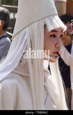 Jeune japonaise habillée en 白鷺 (aigrette, shirasagi, héron blanc) pour une aigrette traditionnelle danse exécutée au cours du Sanja Matsuri Festival, Tokyo. Banque D'Images