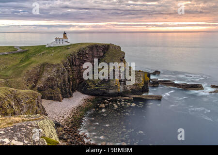 Coucher de soleil sur le phare de Stoer en Ecosse Banque D'Images