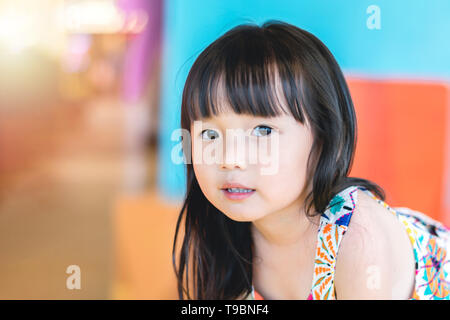 Close up asian Petite fille regardant la caméra ,elle est de jouer sur l'aire de jeux. Banque D'Images