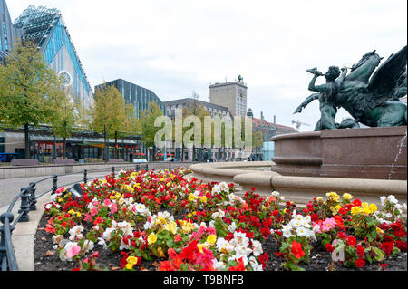 La fontaine Mende (Mendebrunnen) à l'Augustusplatz en centre-ville de Leipzig, Allemagne Banque D'Images