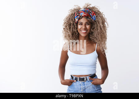 Élégant confiant attrayant africains-américains creative femme blonde cheveux bouclés, haut blanc smiling hold animé mains poches auto-assurance déterminé Banque D'Images