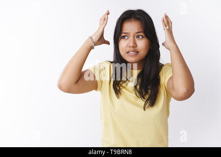 Portrait de jeune femme en difficulté et a souligné sous la pression des étudiants durant les examens et les travaux se serrer la main autour de la tête et de serrer les dents distressed Banque D'Images