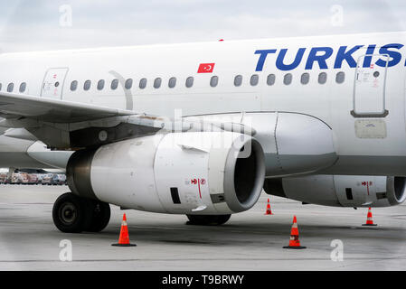 Izmir, Turquie - le 17 novembre 2018. vue de côté et moteur d'un avion commercial arilines turc. Banque D'Images