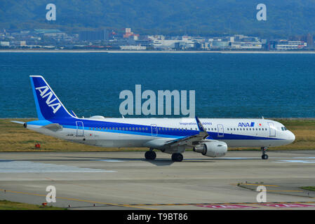 Osaka, Japon - Apr 19, 2019. JA111A All Nippon Airways Airbus A321 le roulage sur la piste de l'aéroport de Kansai (KIX). Banque D'Images