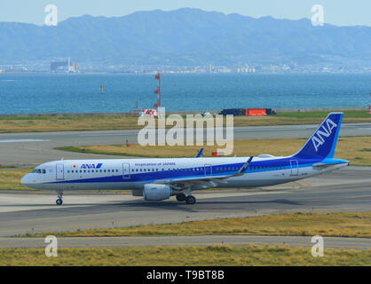 Osaka, Japon - Apr 19, 2019. JA111A All Nippon Airways Airbus A321 le roulage sur la piste de l'aéroport de Kansai (KIX). Banque D'Images