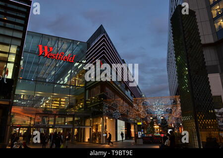 Londres/Royaume-Uni - 15 décembre 2014 : : centre commercial Westfield Stratford City à Stratford au cours de la période de Noël dans la nuit. Banque D'Images