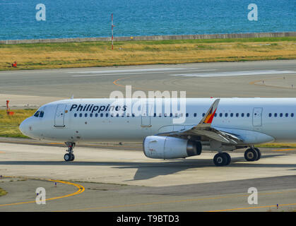 Osaka, Japon - Apr 19, 2019. Philippine Airlines RP-C litière autonettoyant électrique petsafe simply clean (Airbus A321) le roulage sur la piste de l'aéroport de Kansai (KIX). Banque D'Images