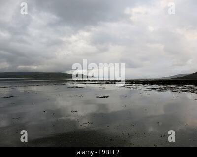 Photo de la baie durant un jour de pluie à marée basse, à l'île de Skye, en Ecosse. Banque D'Images