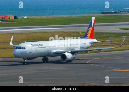 Osaka, Japon - Apr 19, 2019. Philippine Airlines RP-C litière autonettoyant électrique petsafe simply clean (Airbus A321) le roulage sur la piste de l'aéroport de Kansai (KIX). Banque D'Images