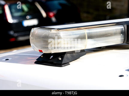 Barre lumineuse DEL whiteled avec capuchon et des clignotants jaunes sur un toit de voiture Banque D'Images