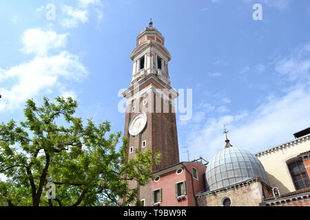 Vue rapprochée de la Chiesa dei Santi Apostoli di Cristo à Venise ou l'Église des saints apôtres du Christ en style gothico-renaissance au printemps. Banque D'Images