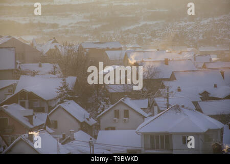 Belle vue de l'hiver matin brouillard, neige et soleil garniture sur paysage de maisons et bâtiments à Belgrade. Au cours de paysage lever du soleil, coucher du soleil Vue d'en haut. Banque D'Images