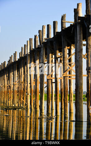 Amarapura, Myanmar - Feb 9, 2017. La population locale et les touristes sur la marche célèbre pont U Bein dans Amarapura, Mandalay Division du Myanmar. Banque D'Images